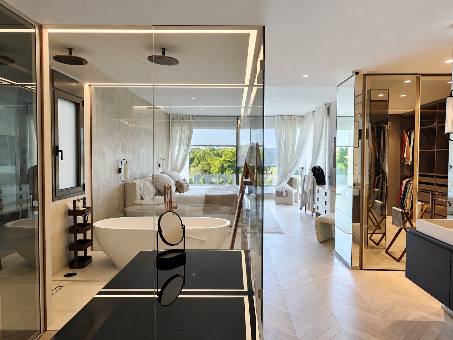 Suite reformada por Grupo Habitazone, con baño y vestidor integrados
